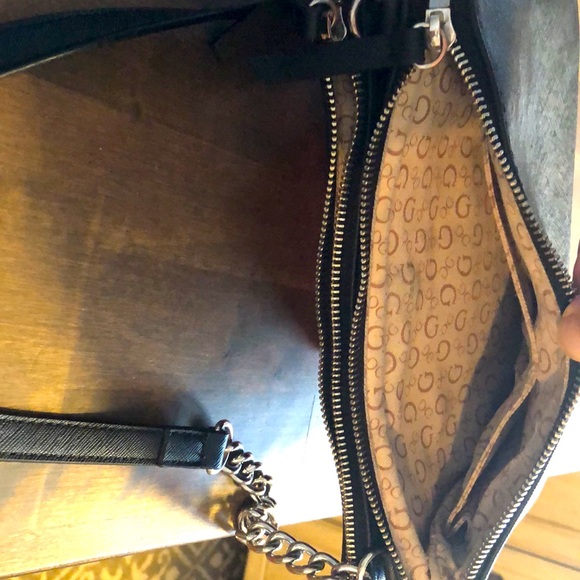 GUESS purse/crossbody Gorgeous like-new condition. 2 zippers, 1 strong magnetic - Picture 7 of 9